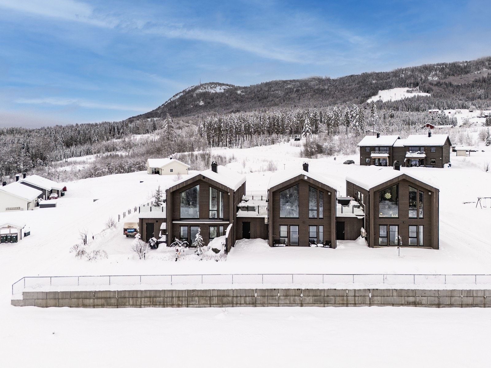 Rekkehus i rekke med garasje i mellom med takterrasse. Galleribilde