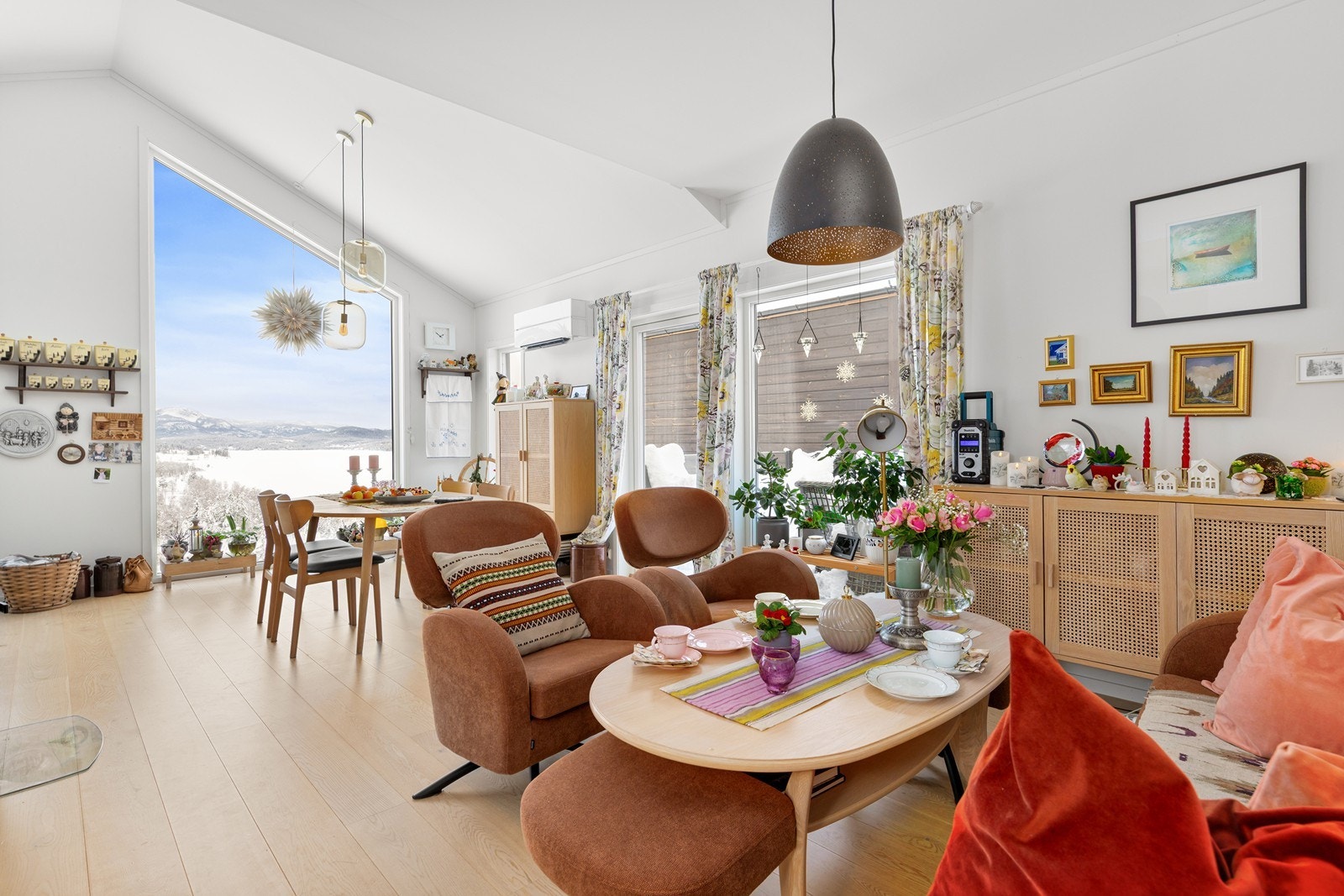 Vinduene slipper inn mye naturlig lys. Galleribilde