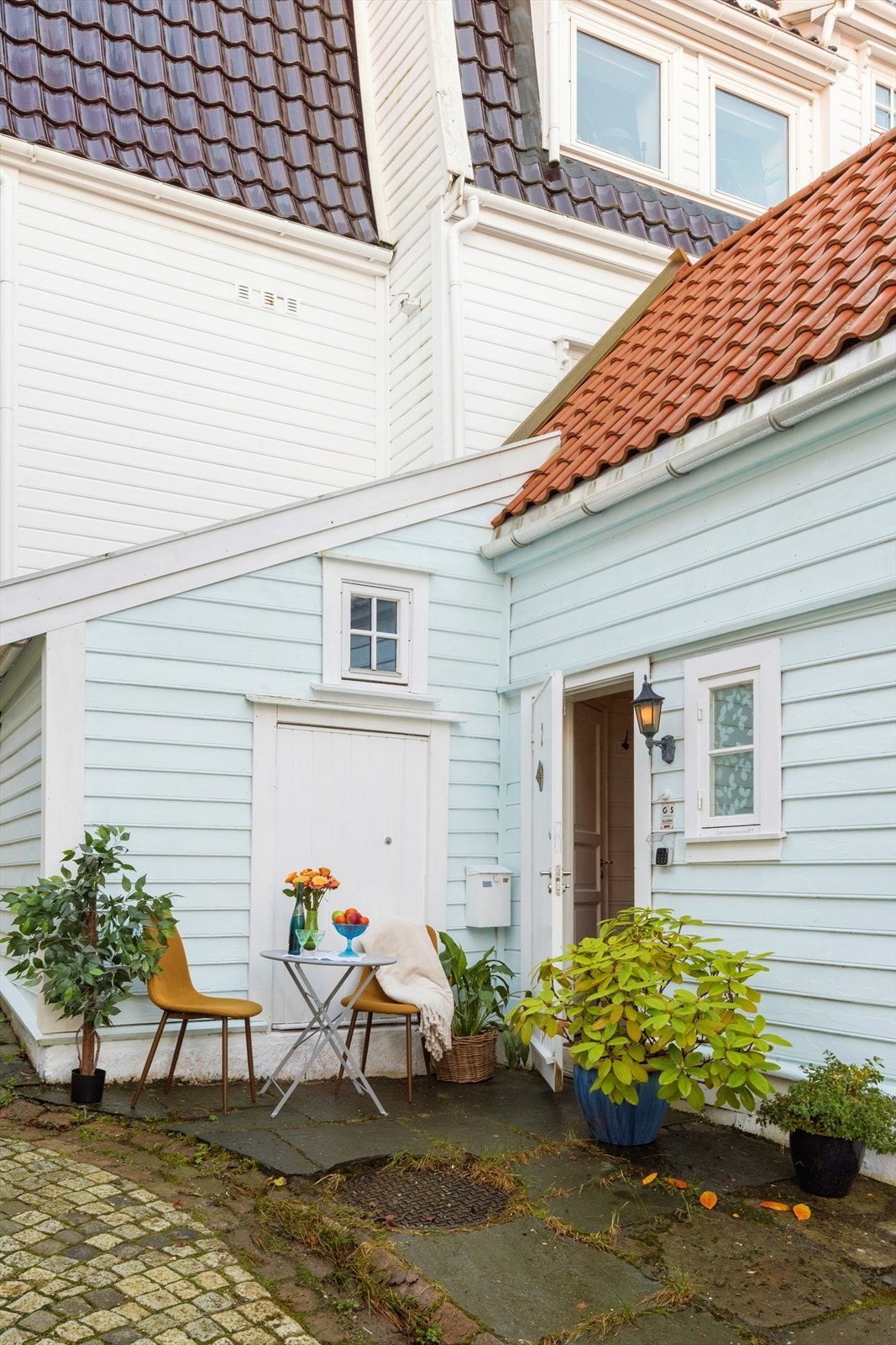 Koselig, liten uteplass ved inngangspartiet Galleribilde