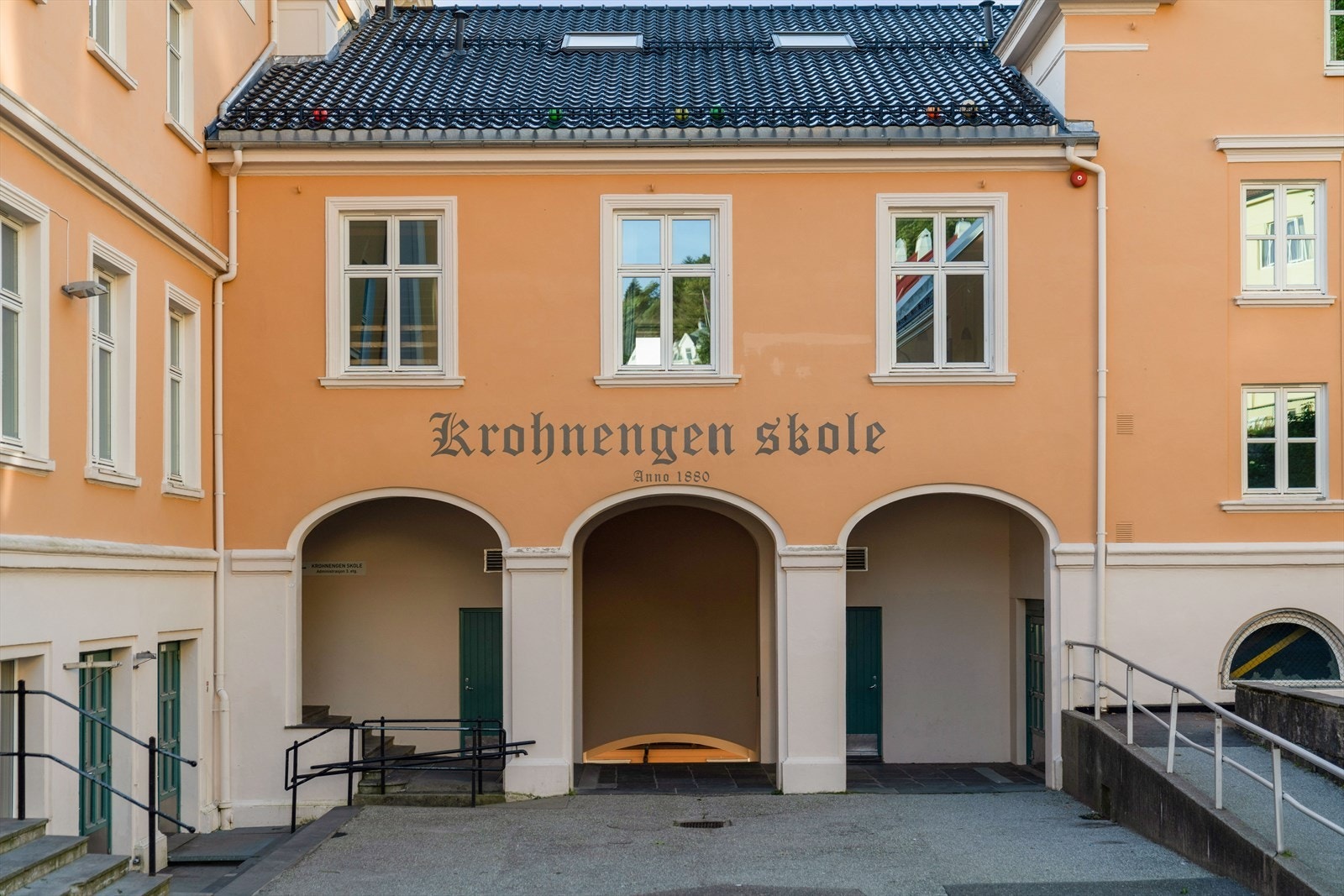 Krohnengen skole er beliggende like ved boligen Galleribilde