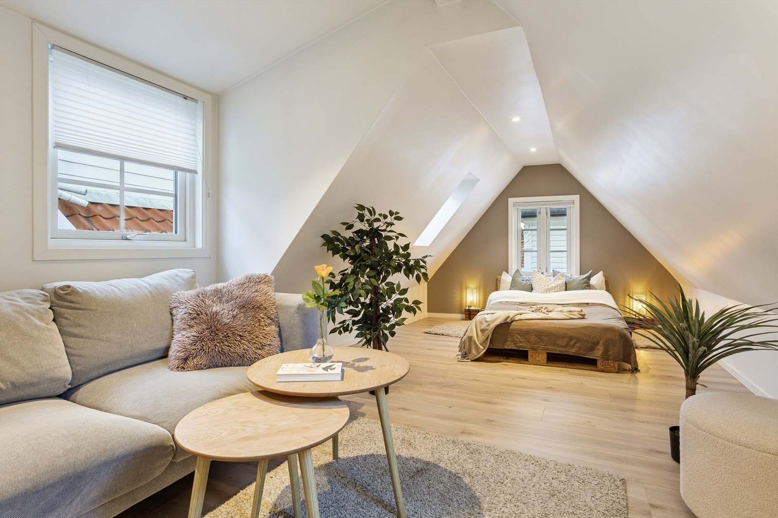 Loftsstuen har en lun og koselig atmosfære. Rommet kan enkelt brukes som en ekstra stue med soveplass - perfekt for fleksible behov og hyggelige stunder. Galleribilde