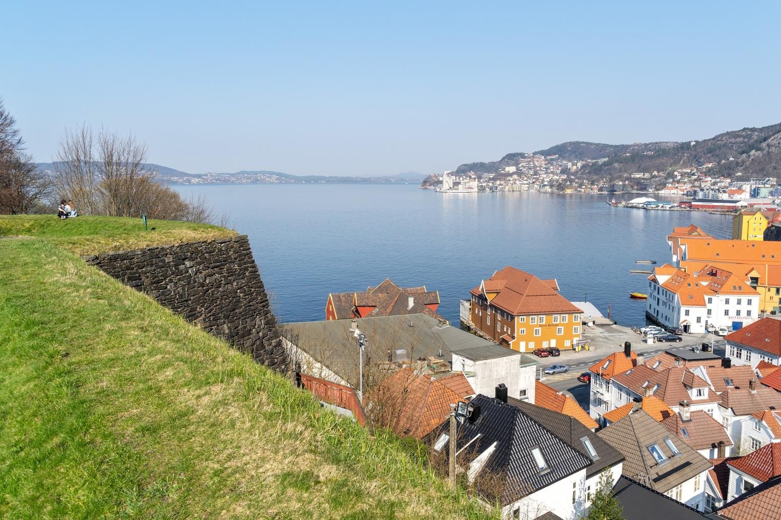 Når det er sol kan man sitte på bryggen, 30 meter fra boligen, eller nyte solen på Sverresborg festning ligger like ovenfor boligen. Herfra har man nydelig utsikt mot Byfjorden og Ytre Sandviken. Galleribilde