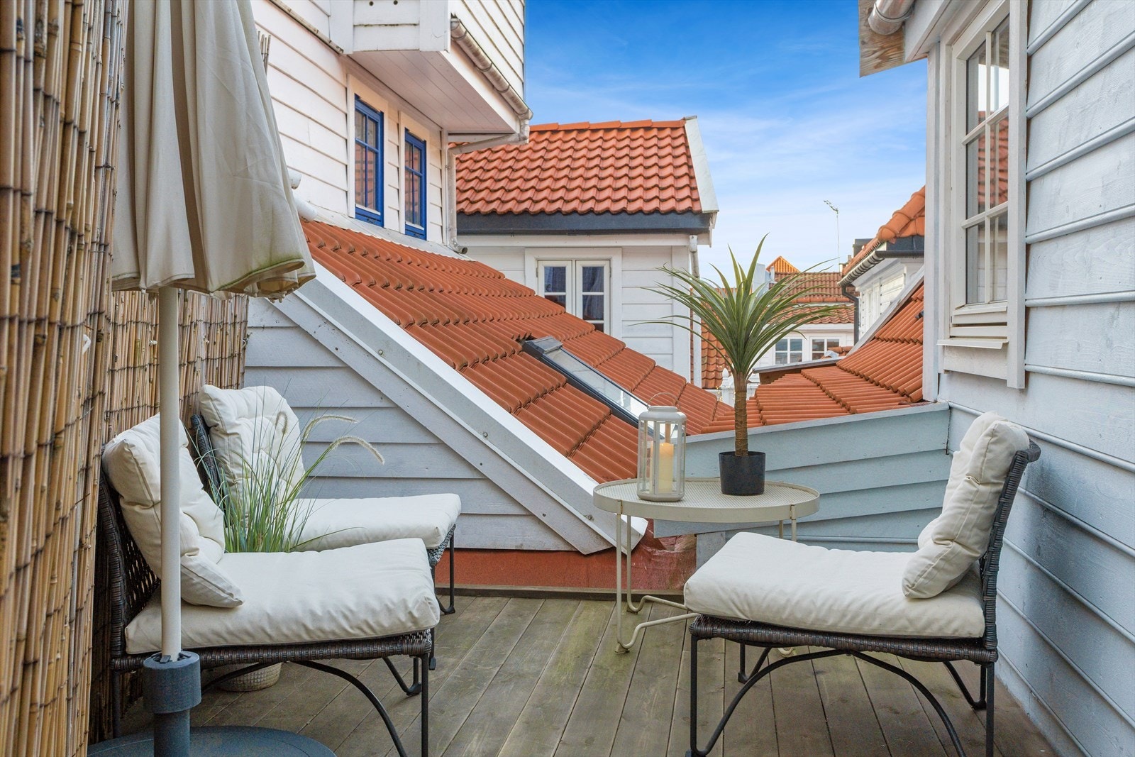 Et perfekt og lunt sted for å nyte sommertimer og den pittoreske utsikten over gamle Bergenshus -og tak. Galleribilde