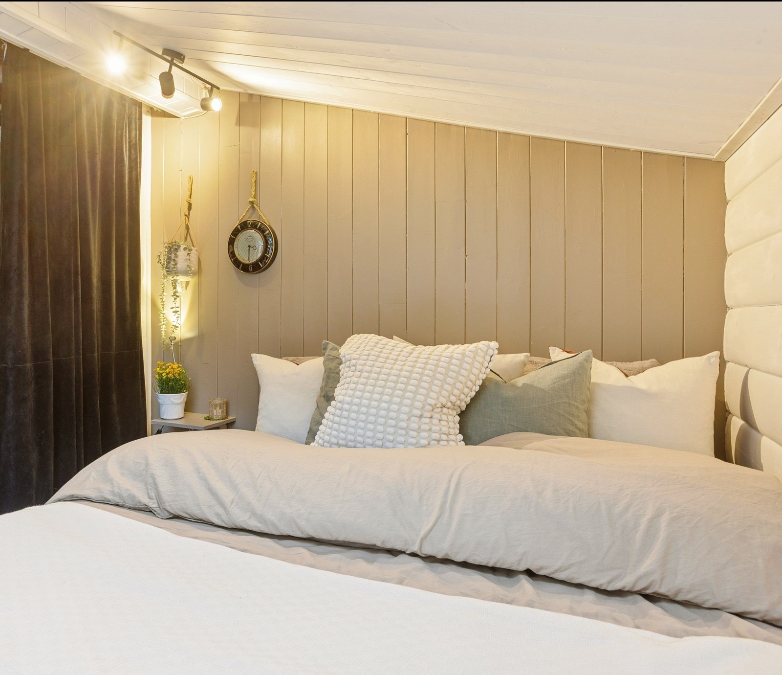 - med smart garderobe løsning som utnytter plassen maksimalt. Galleribilde