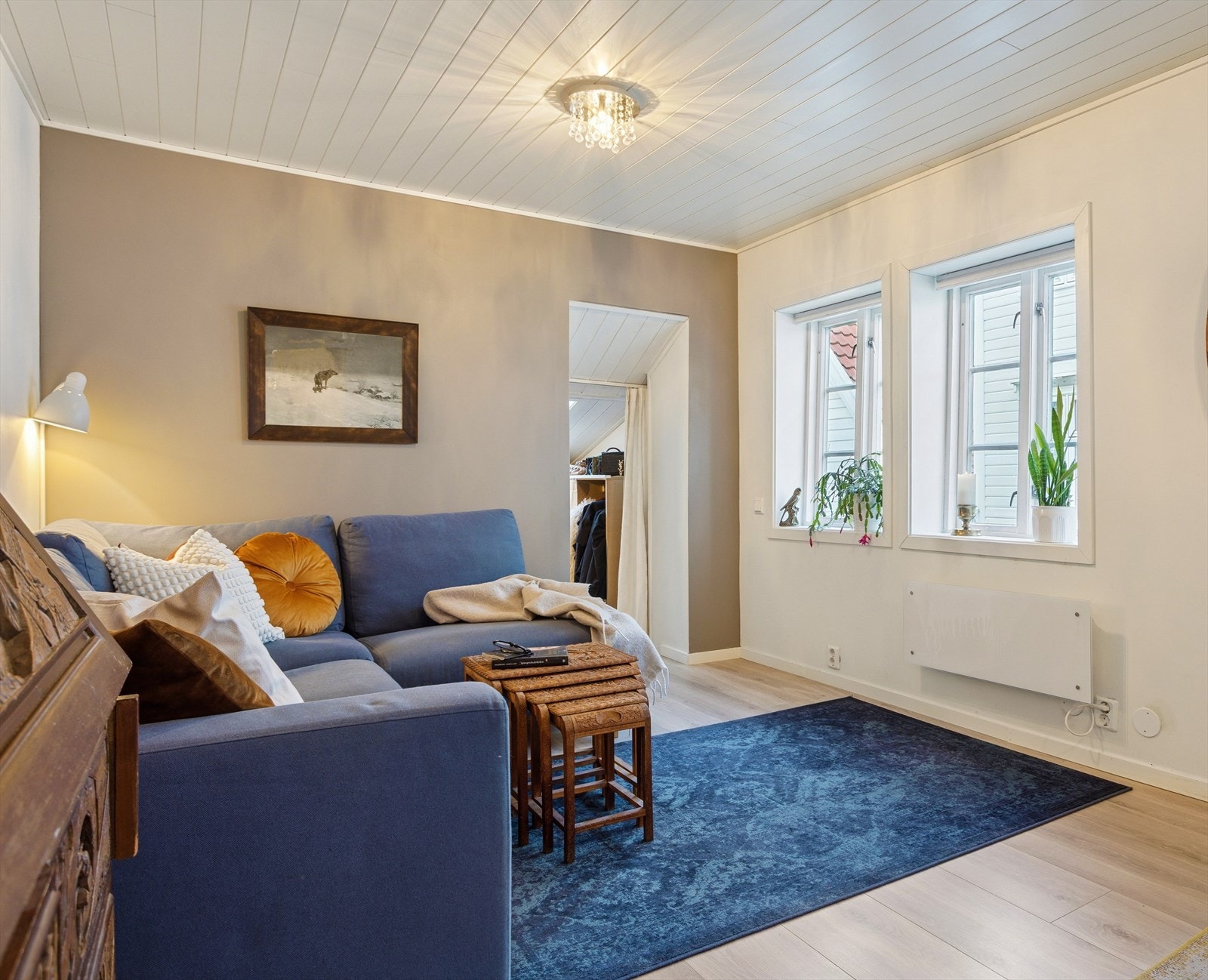 Stuen er malt i moderne og harmoniske farger som løfter frem både sjel og sjarme i det gamle Bergenshuset. Fra stuen fører en trapp ned til en lun alkove - en smart og fleksibel løsning som gir en ekstra sone for avslapning, arbeid eller overnatting. Galleribilde