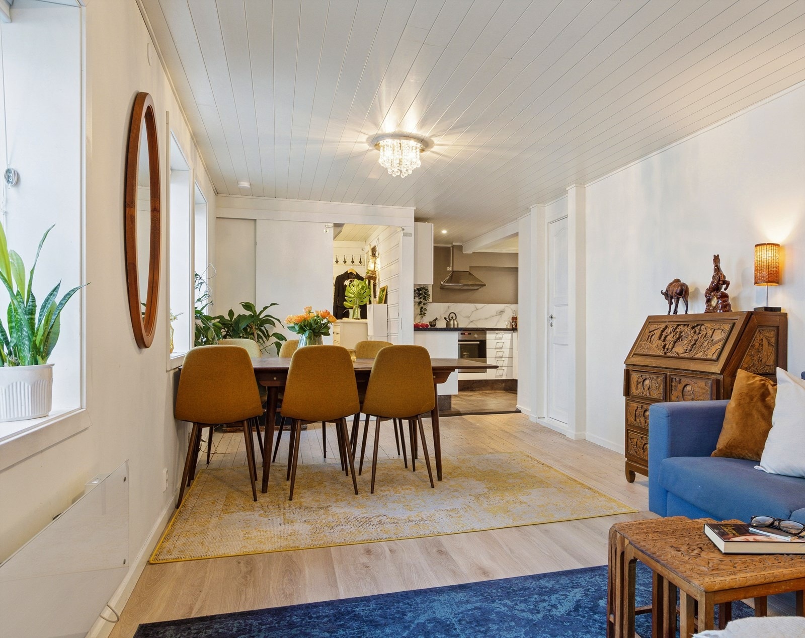 Den koselige stuen har delvis åpen løsning mot kjøkken Galleribilde