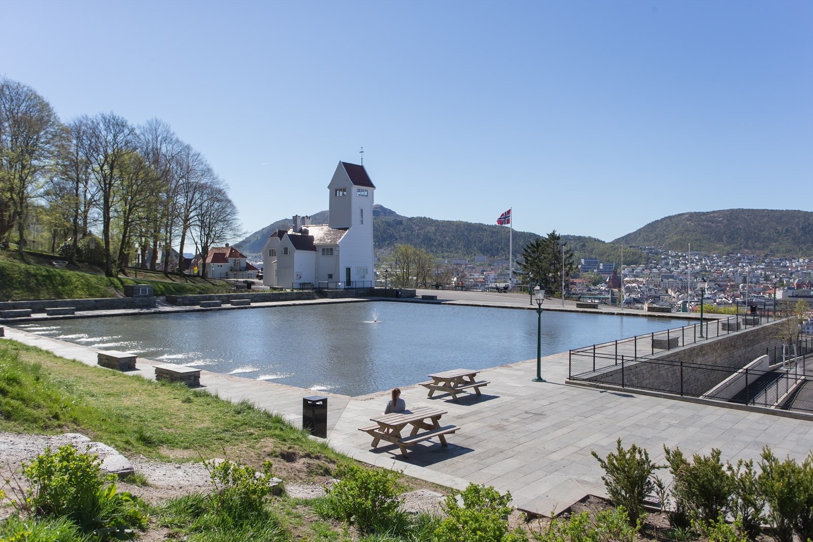 Vakre Skansedammen er et yndet rekreasjonsområde og utsiktspunkt over Bergen By Galleribilde