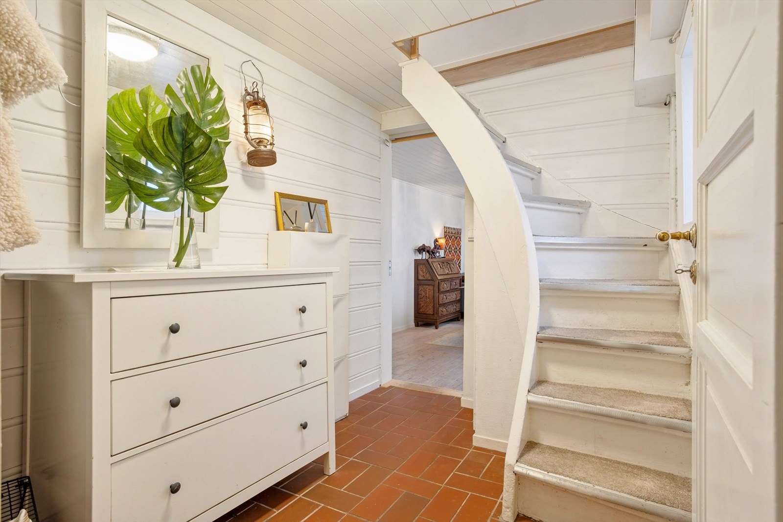 En lys og sjarmerende entré med tidløs karakter møter deg. Den gamle trappen tilfører boligen ekstra sjel og leder deg opp til den koselige loftsstuen. Galleribilde