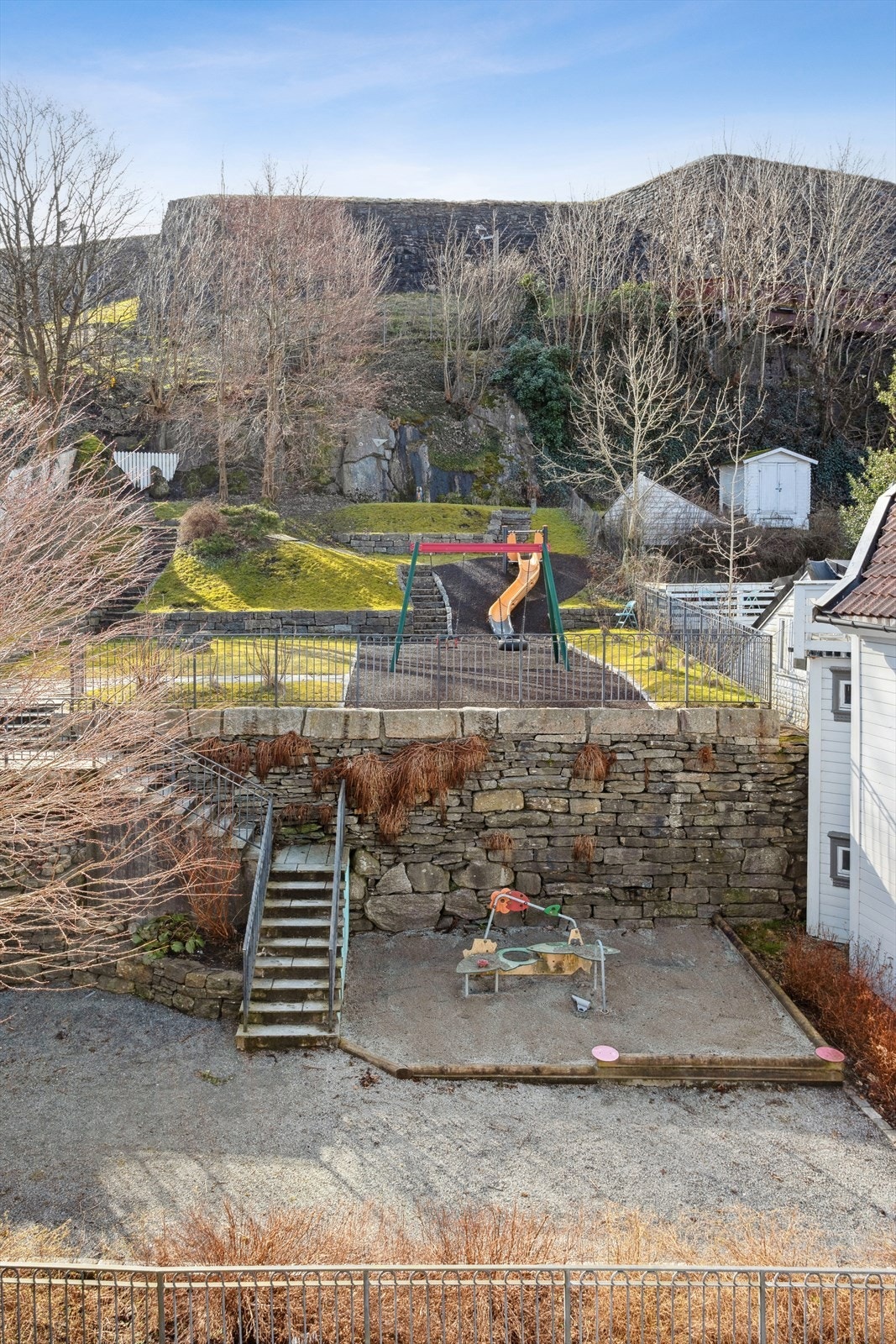 I Skuteviksveien - like ved boligen - finner du en koselig lekeplass for de minste, et trygt og hyggelig møtested for familier i nabolaget. Galleribilde