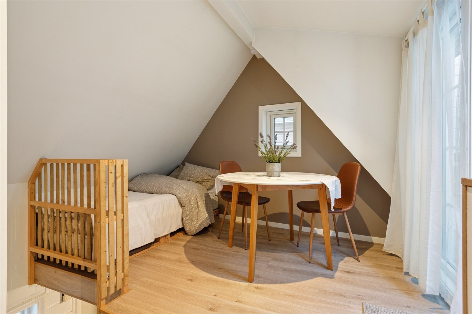 Plass for gjester - et fleksibelt rom som enkelt kan tilpasses overnattingsbesøk eller hyggelige sammenkomster. Galleribilde