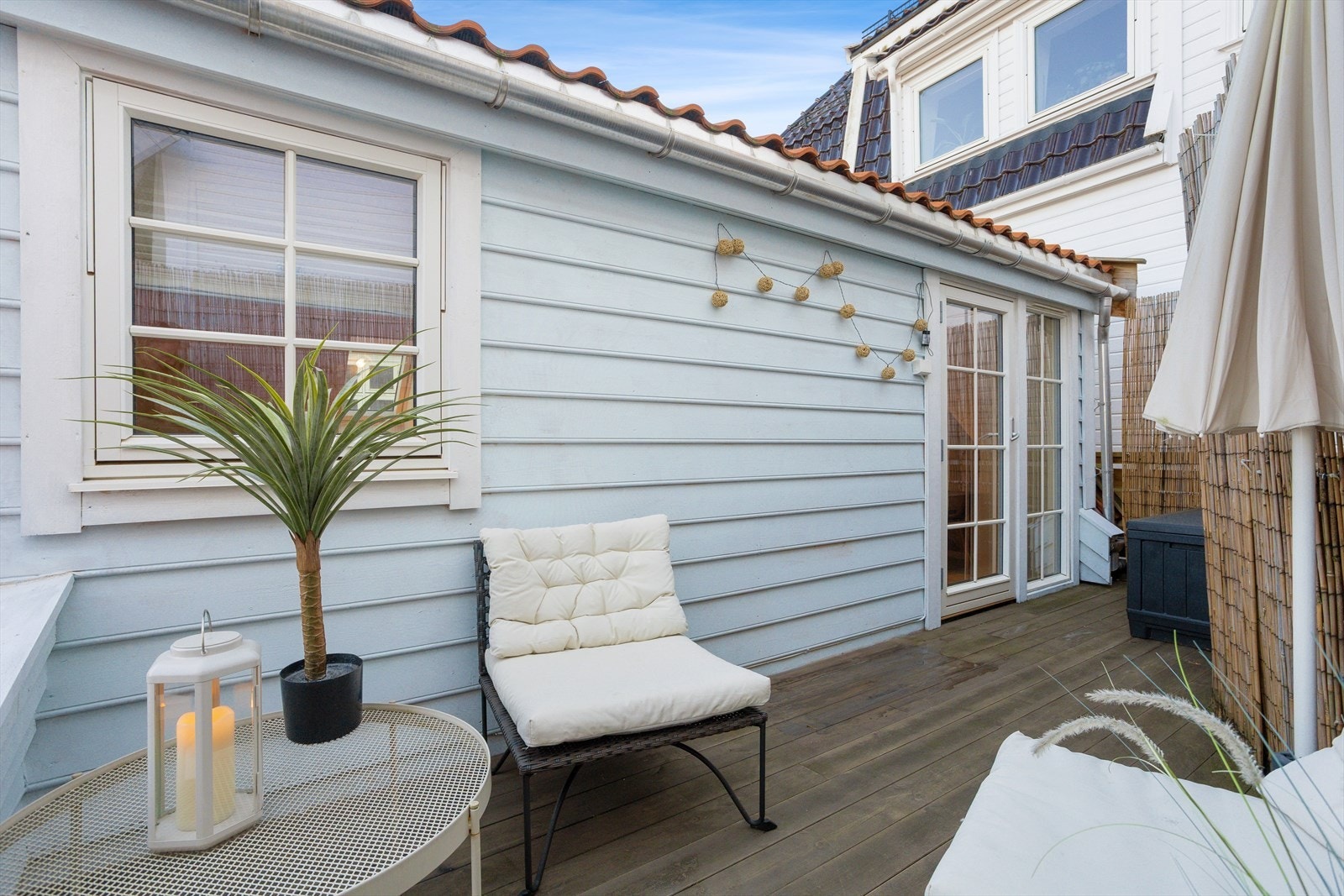 Terrassen er på en 10,2 m² - Her kan man nyte sol og sommer Galleribilde