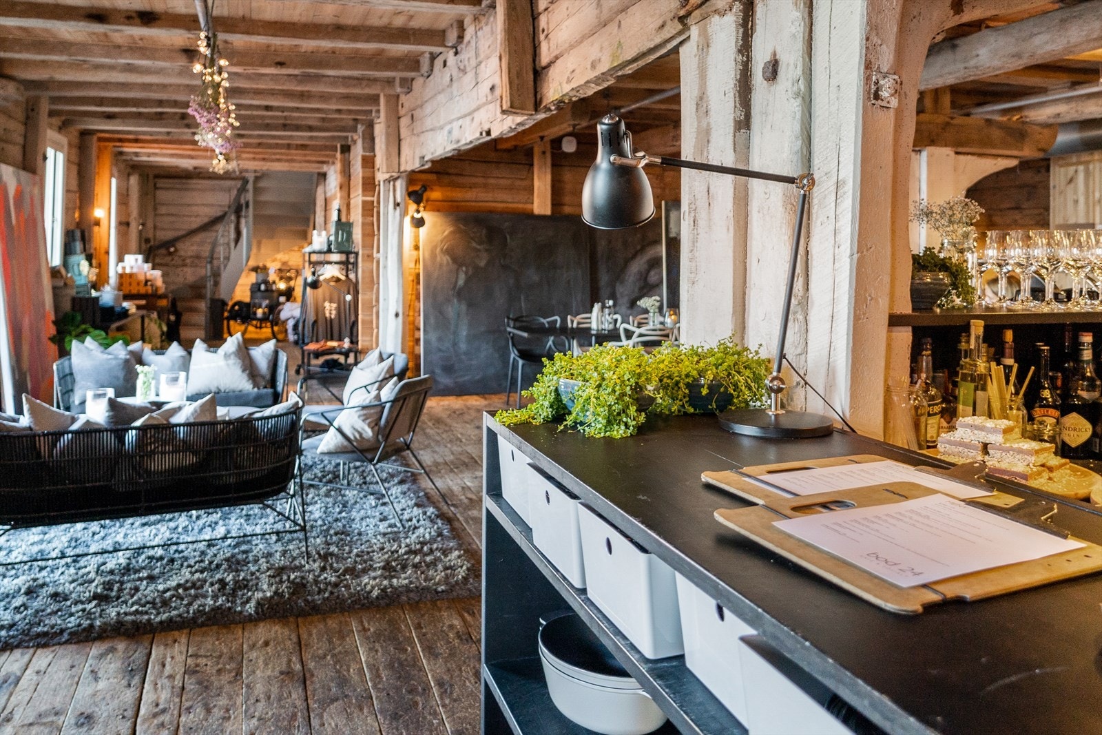 BOD 24 ligger helt i vannkanten i en vakker, gammel sjøbod i Sandviken - et lunt og levende sted med en koselig og populær kafé, møteplass og selskapshus. Rett utenfor venter bryggen og den stemningsfulle badstuen - Sandviken-sjarm på sitt aller beste. Galleribilde