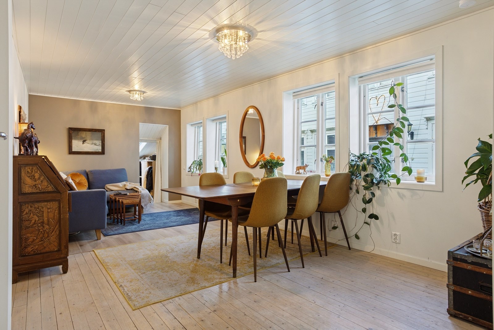 God atmosfære i en lys og luftig stue - her er det plass til både sofakrok og spisestue. Galleribilde