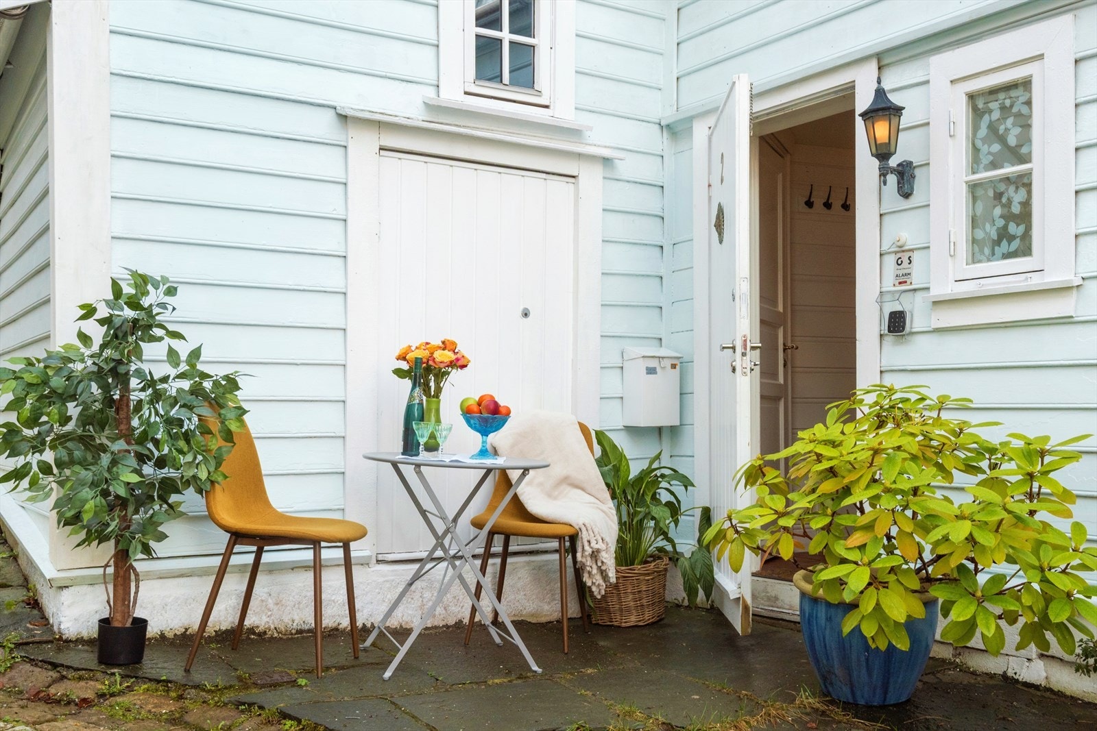 Liten uteplass ved et koselig inngangsparti - perfekt for å nyte morgenkaffen eller en rolig stund utendørs. Galleribilde