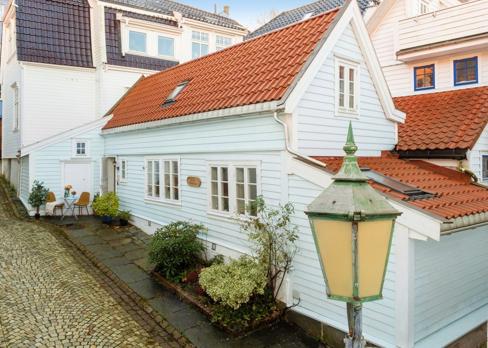 Skutevikens Smalgang 2 - Midt i hjertet av Sandviken. Velkommen til en sjarmerende og karakteristisk enebolig med unik atmosfære og nærhet til alt bydelen har å by på. Dette er en bolig som virkelig må oppleves! Galleribilde