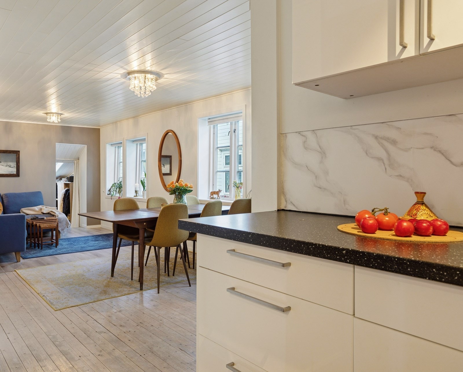 Rommene er malt i duse, harmoniske farger som gir et moderne og eksklusivt preg, samtidig som de fremhever den unike sjarmen og karakteren til det klassiske Bergenshuset. Galleribilde