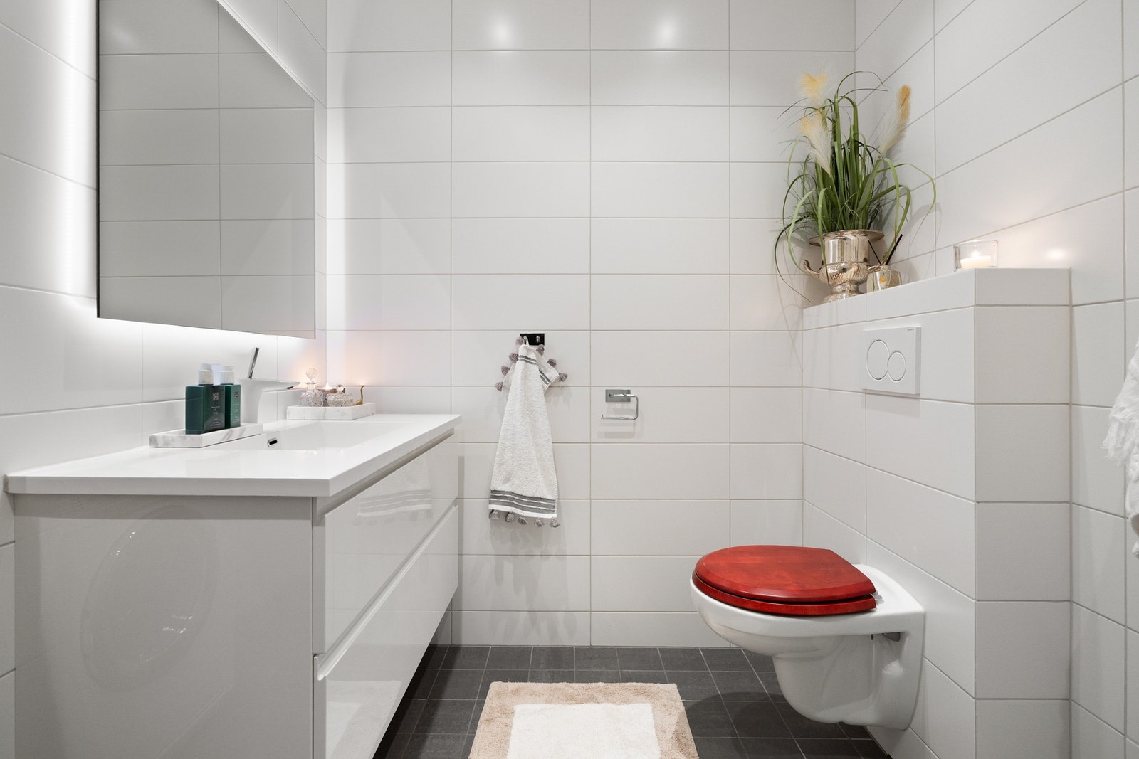 Stilrent bad pusset opp i 2015 med tidløst uttrykk og funksjonelle løsninger. Galleribilde