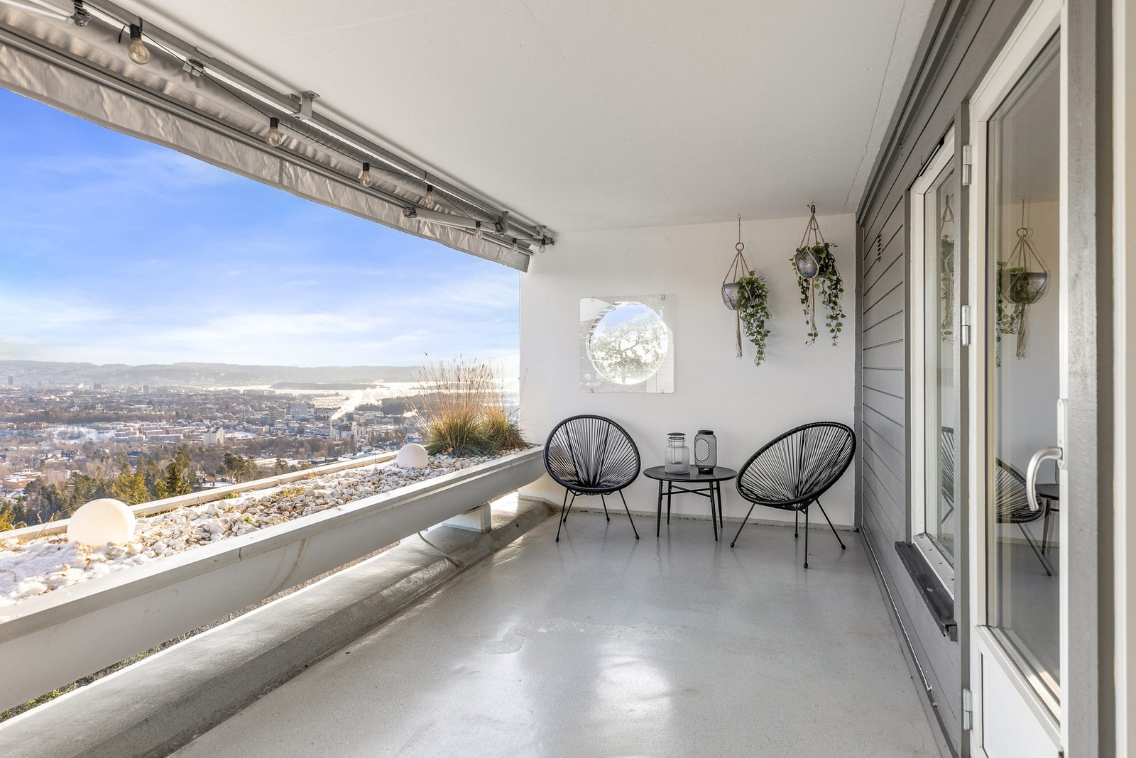 Fra stuen er et utgang til en østvendt terrasse med fin morgen- og formiddagssol Galleribilde