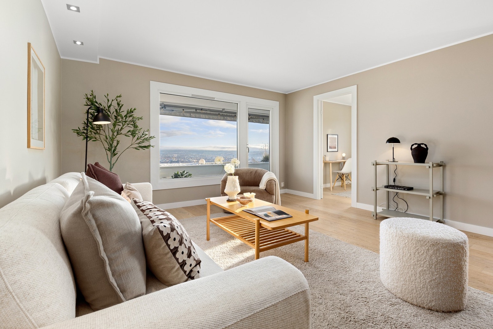 Lys stue med store vindusflater, og fantastiske utsiktsforhold Galleribilde