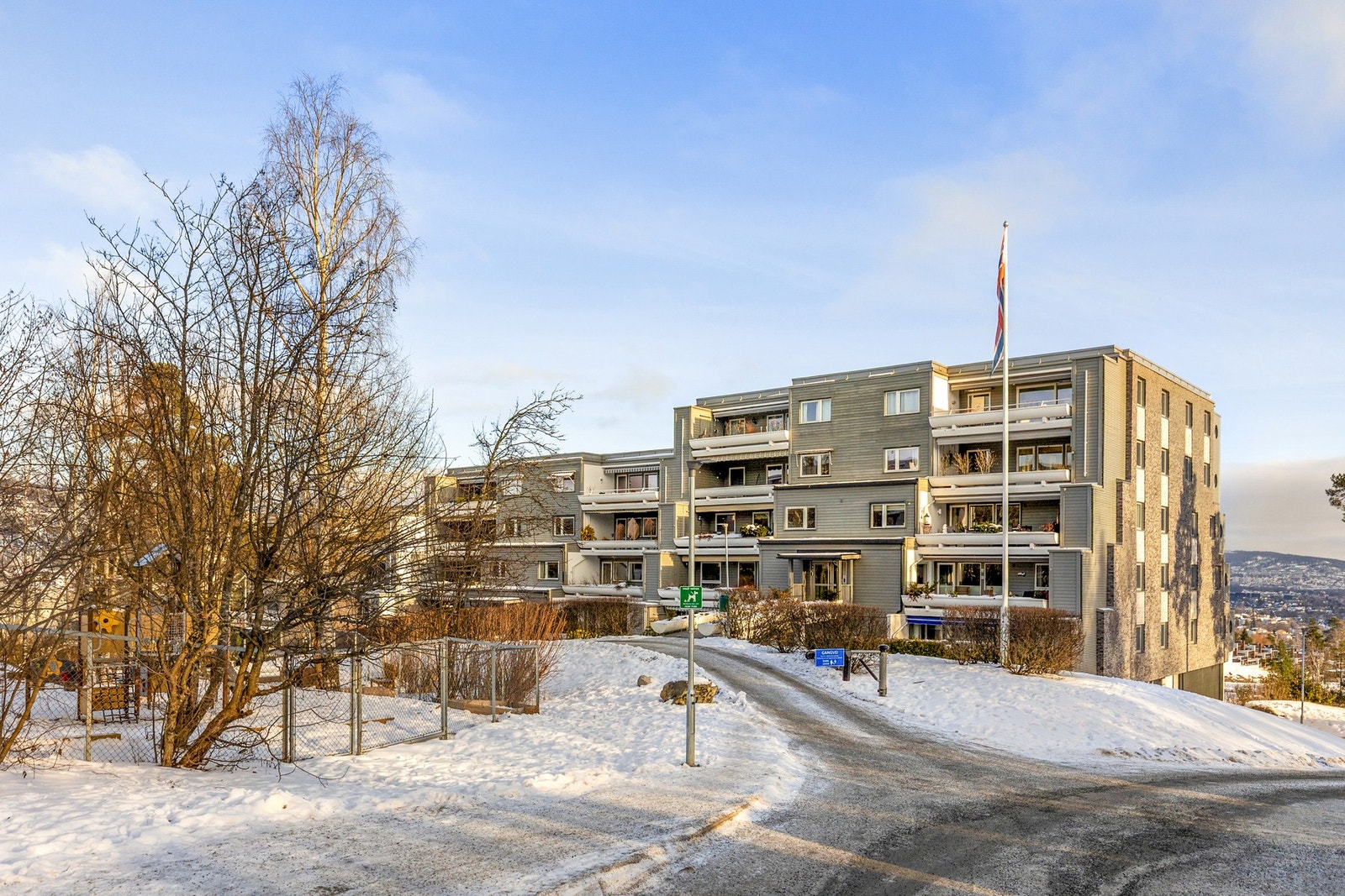 Leiligheten ligger meget barnevennlig og attraktivt til i et naturnært område Galleribilde