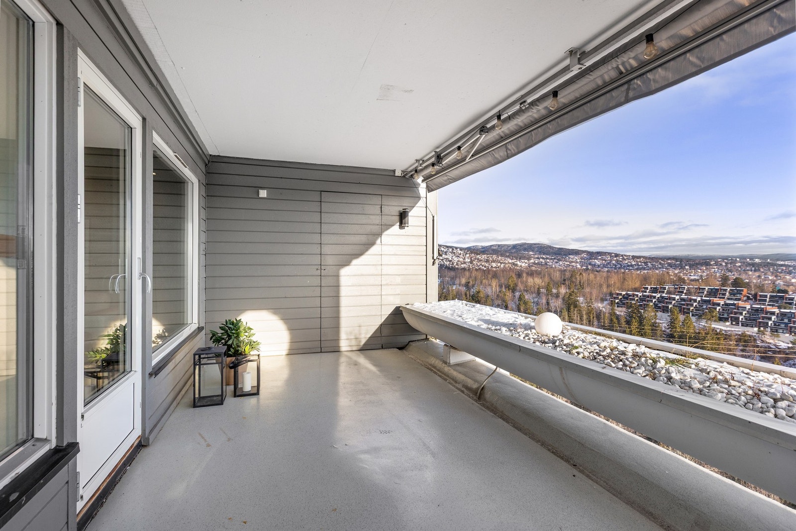 Balkongen er overbygget og skjermet for innsyn. Ny duk i 2021 til elektrisk markise Galleribilde