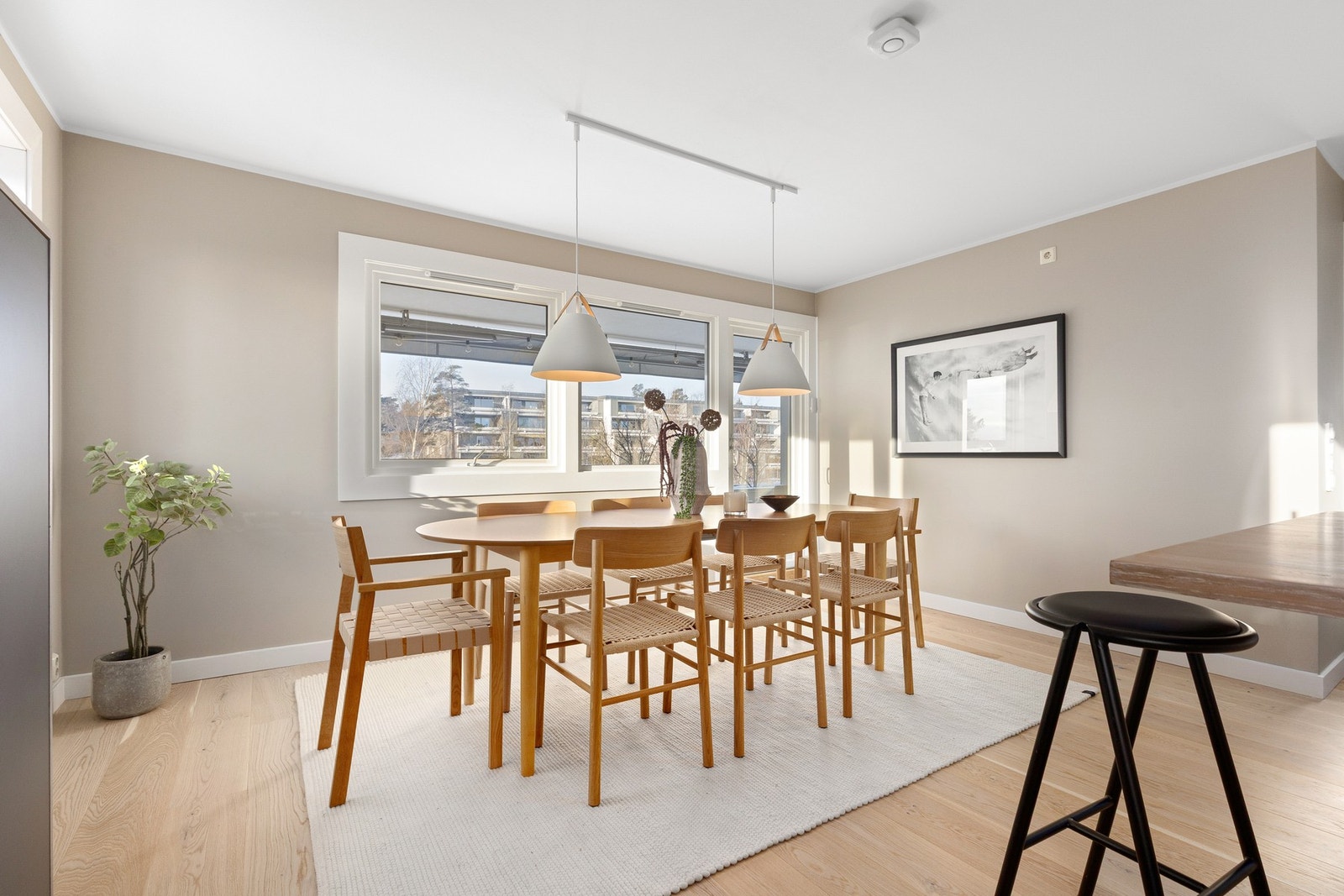 Stor og innbydende spisestue med åpen løsning til kjøkken Galleribilde