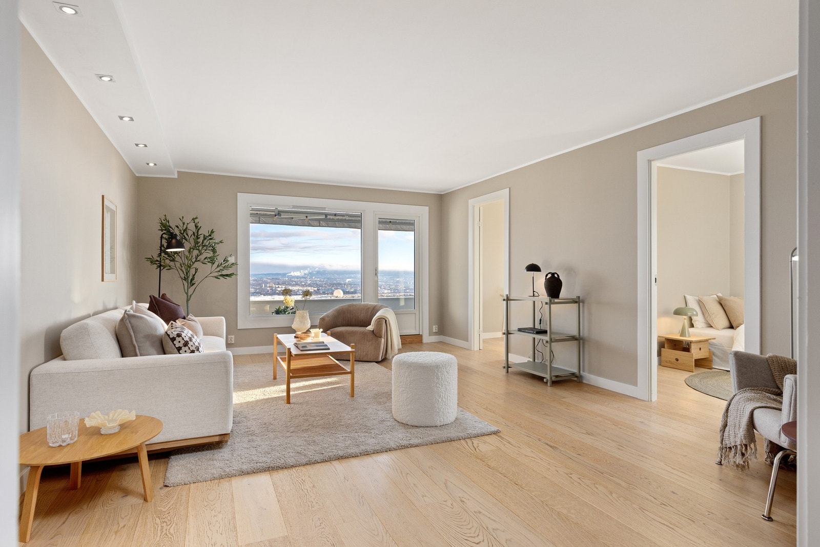 Stuen er romslig med gode møbleringsmuligheter Galleribilde