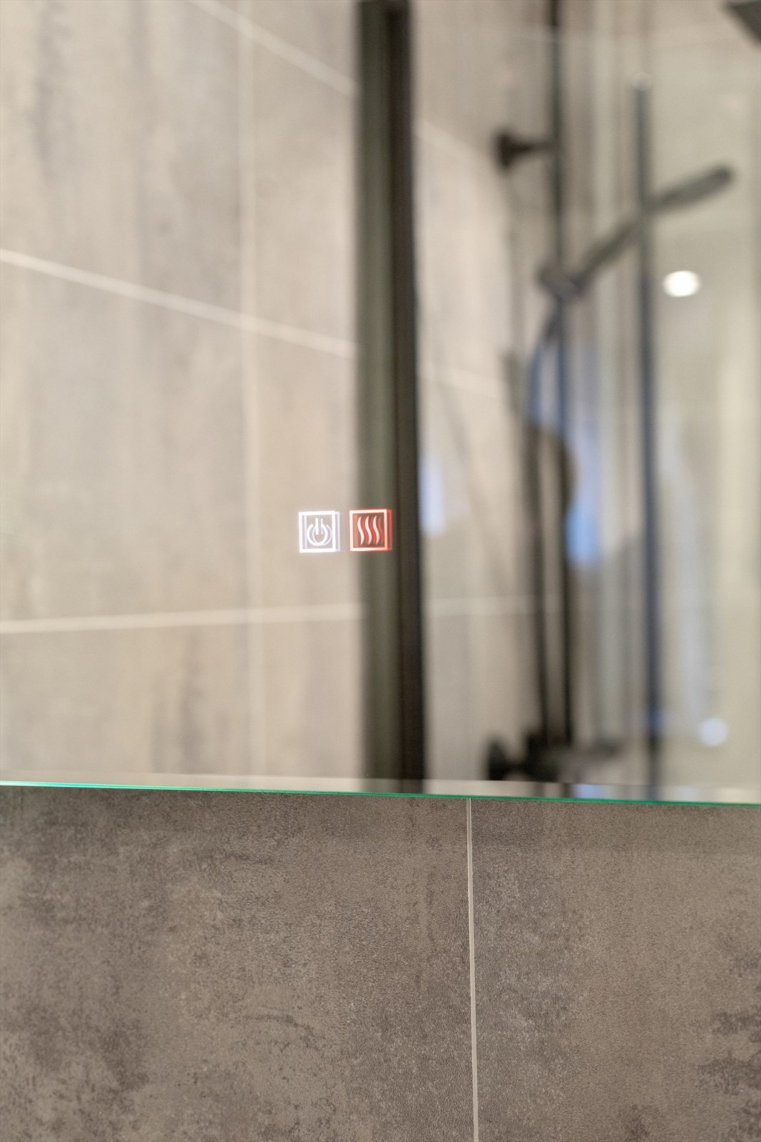 Speil med lys og antidugg på badet. Galleribilde