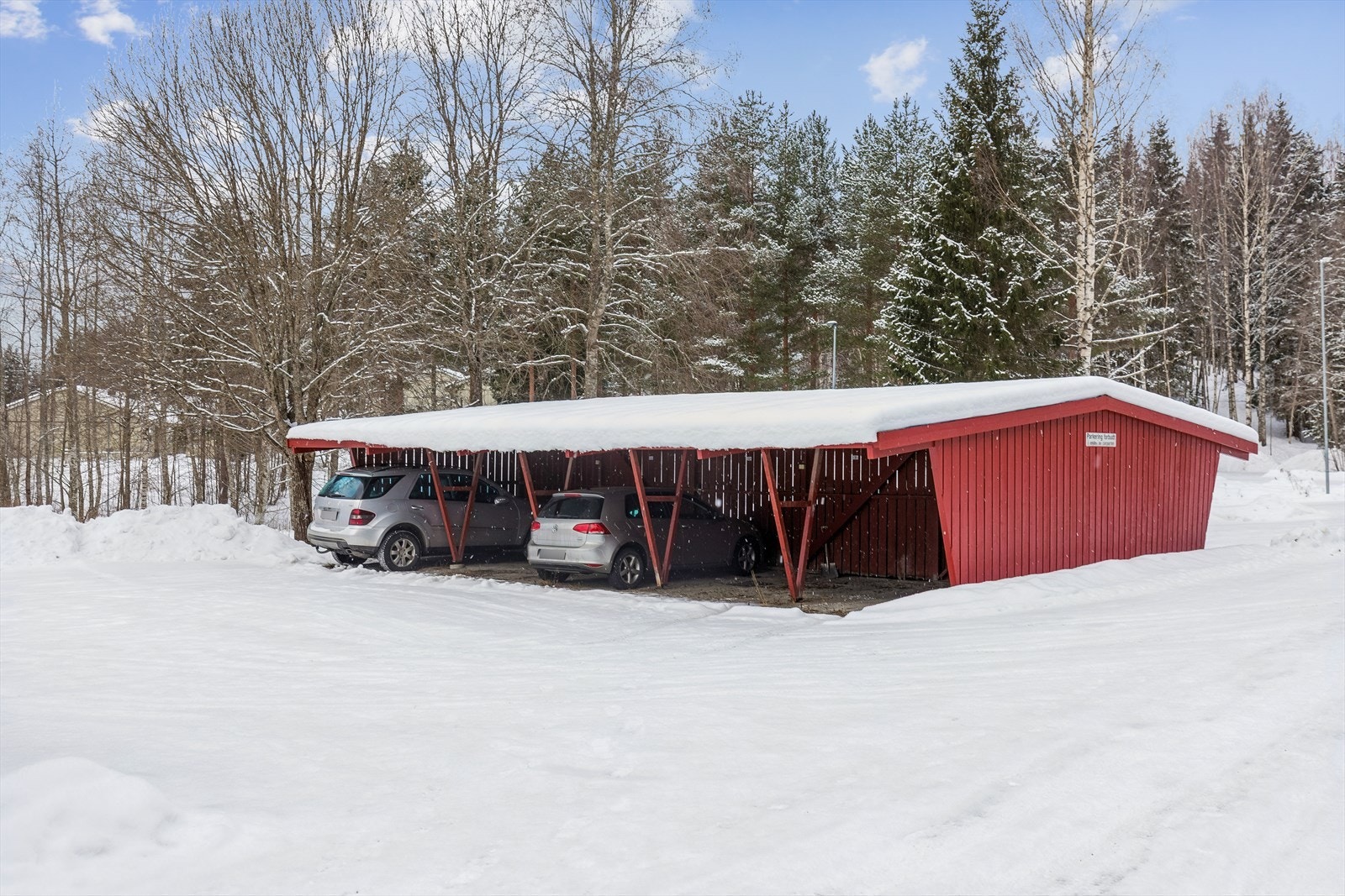 Carport i felles anlegg. Galleribilde