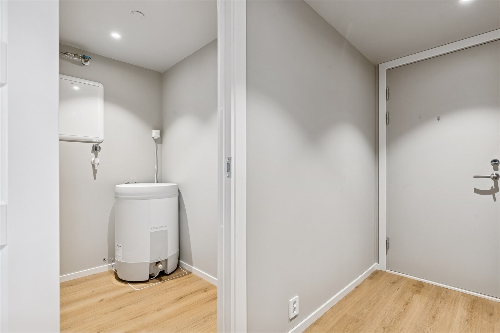 Bod med opplegg for vaskemaskin og varmtvannsbereder. Galleribilde