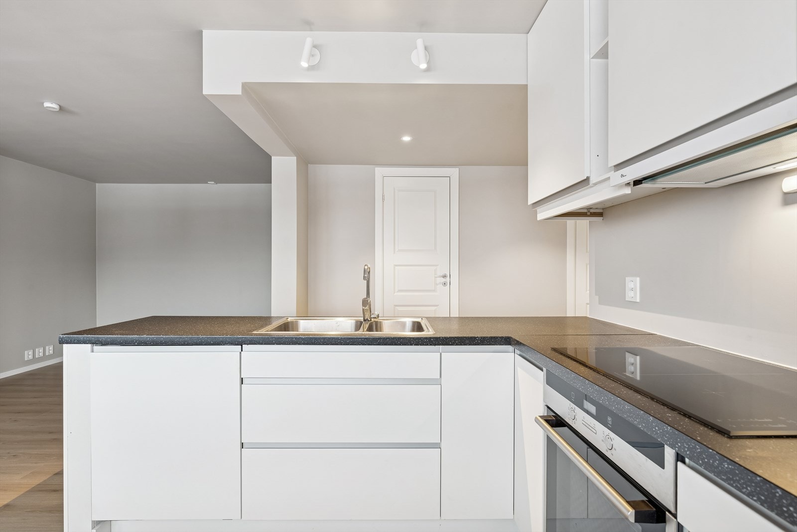 Kjøkkenet har åpen løsning til stue. Galleribilde