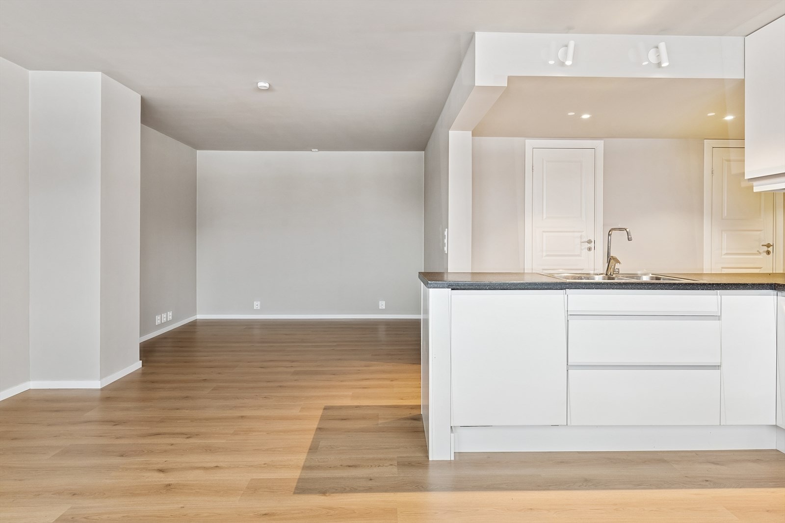 Kjøkken/stue er malt i lyse farger og har laminatgulv. Galleribilde