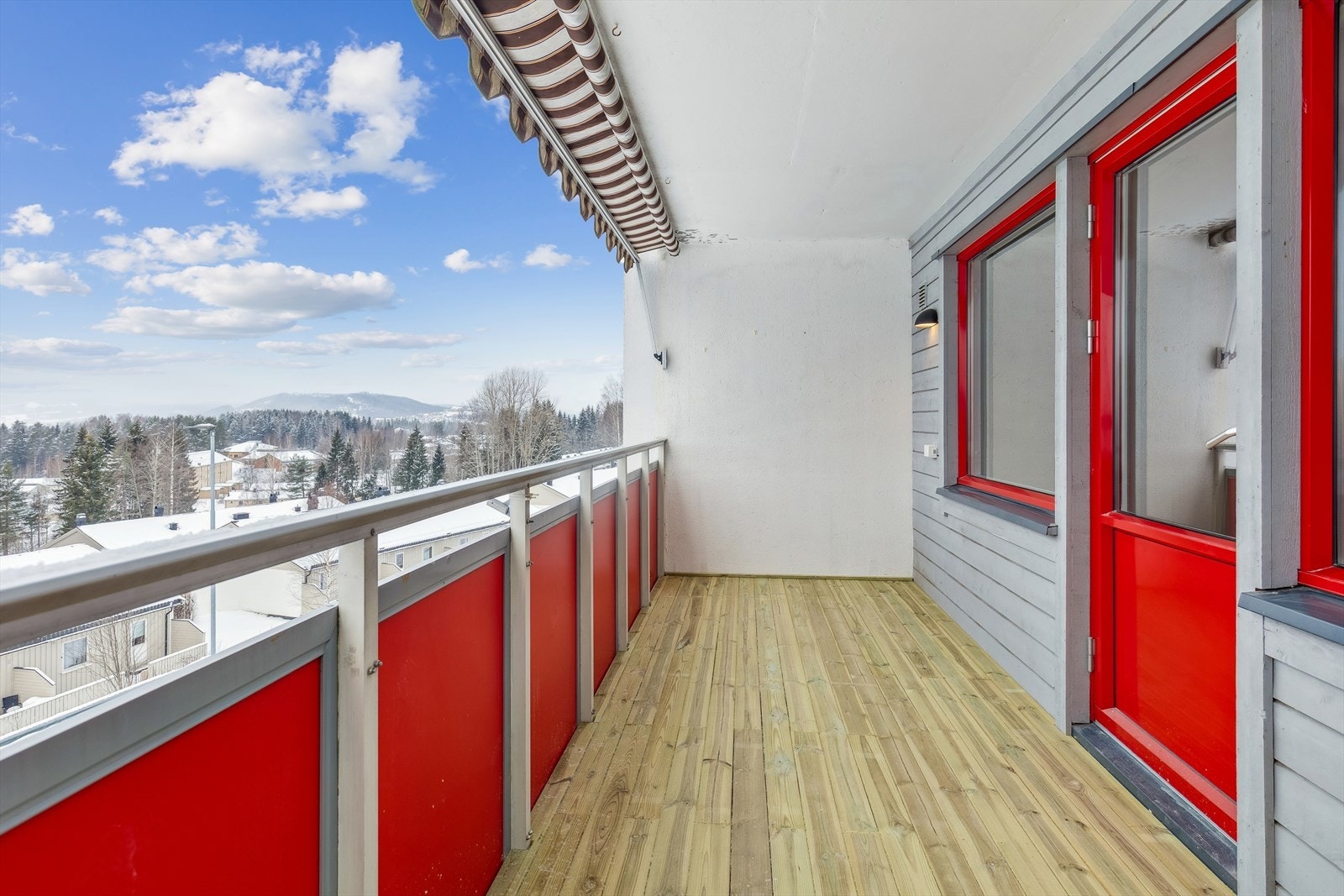 Balkongen er overbygd og det er montert markise. Galleribilde