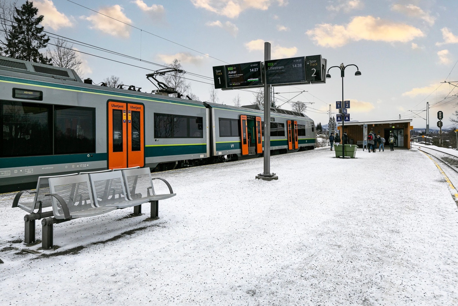 Ca. 3 minutters gange til Vakås togstasjon med hyppige avganger. Asker stasjon med gode kollektivforbindelser ligger en kort togtur unna Galleribilde