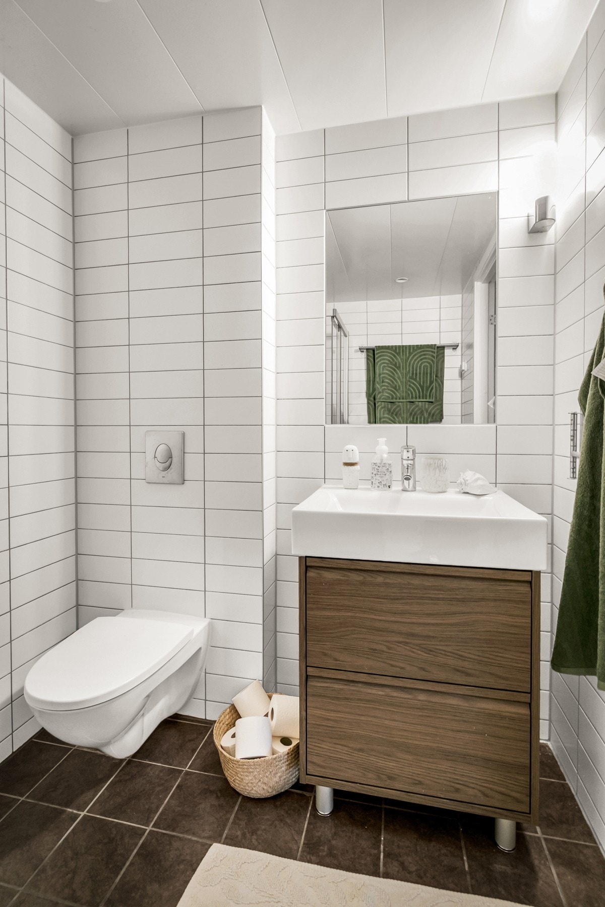 Rommet har nytt servantskap med nedfelt servant fra 2025 samt vegghengt toalett Galleribilde