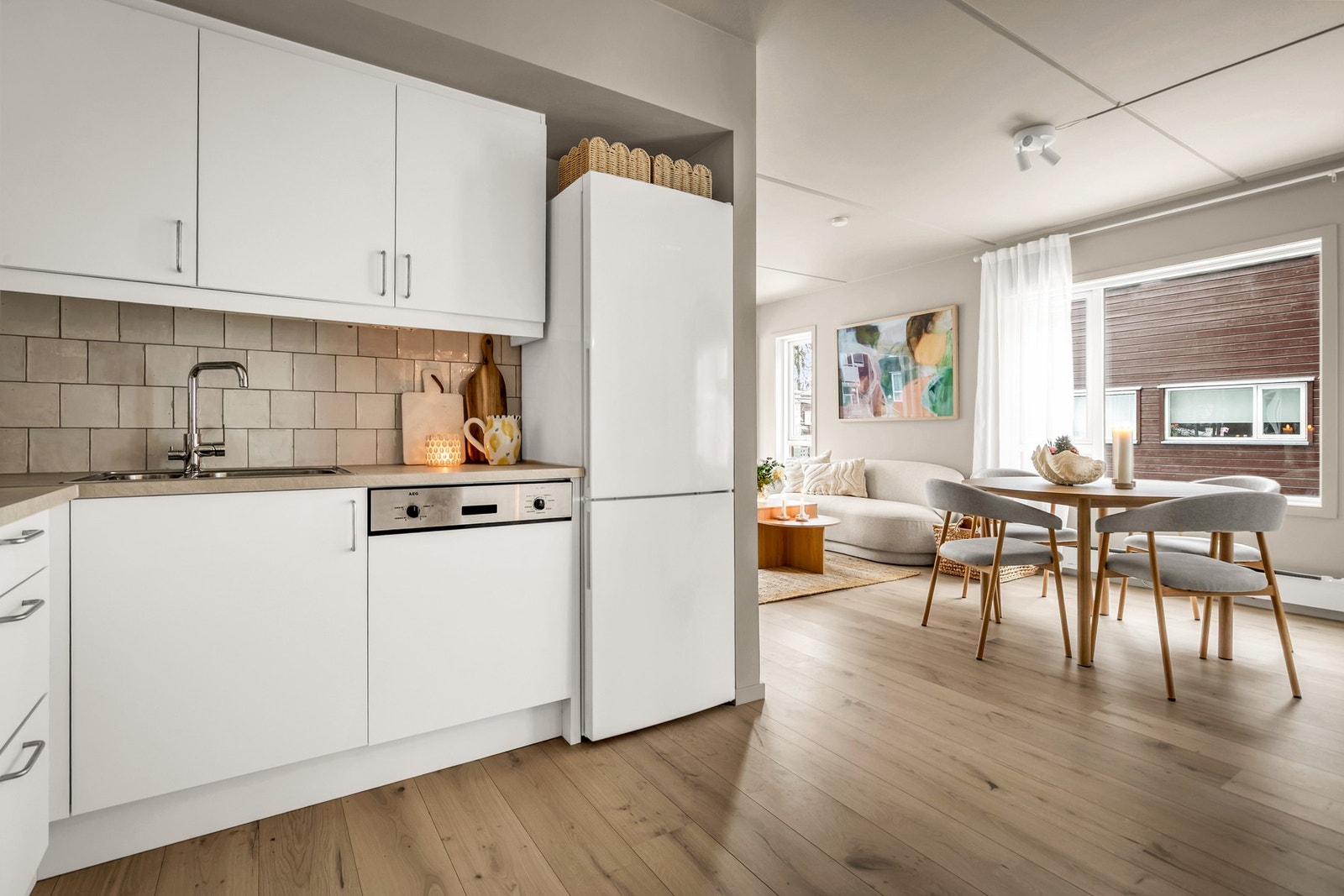 Kjøkkenfronter og benkeplate ble byttet i 2025. Galleribilde