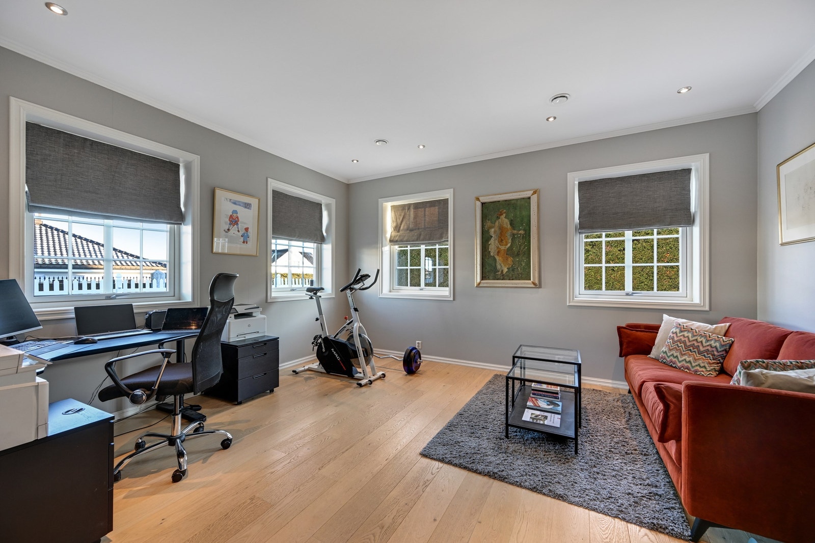 Stort kontor med gode innredningsmuligheter og rikelig med naturlig lys, som gir en god atmosfære. Galleribilde