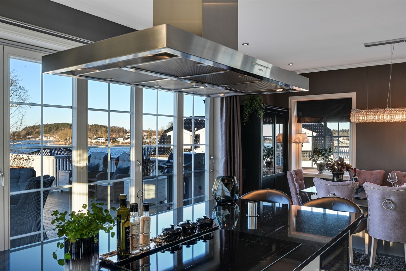 Hele allrommet, inkludert kjøkkendelen, har flott utsikt mot de pene omgivelsene, med sjøen og innseilingen til Tønsberg i bakkant. Galleribilde