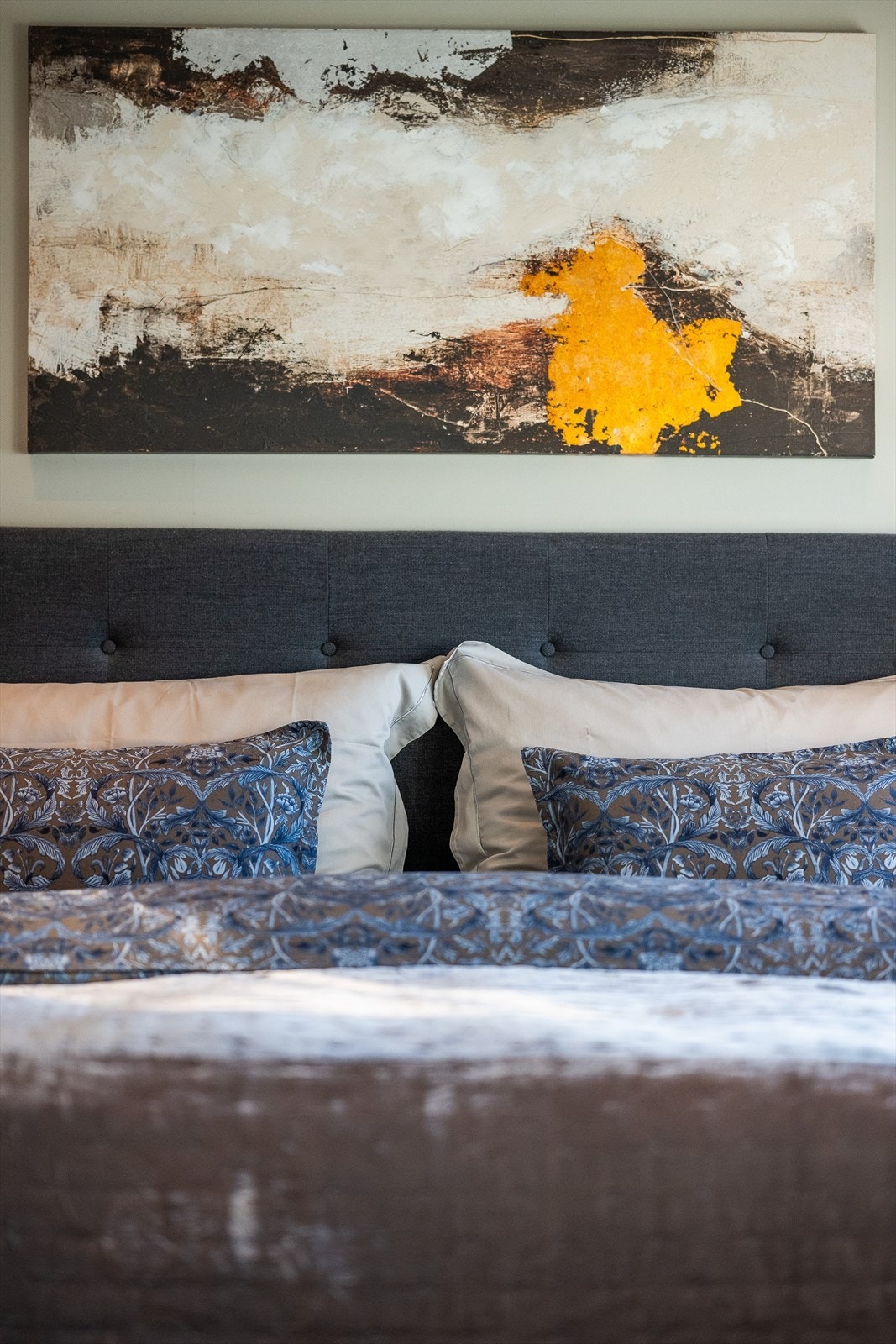 Lune og moderne farger på soverommet. Galleribilde