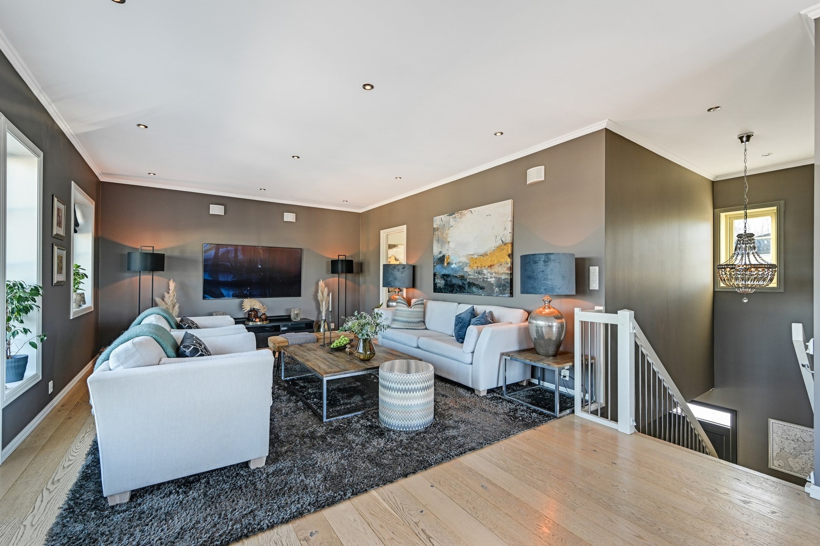 Opp trappen til 2. etasje blir du møtt av et hyggelig og romslig allrom med store vindusflater og adkomst til en trivelig balkong med flott utsikt mot båthavnen og nabolaget. Galleribilde