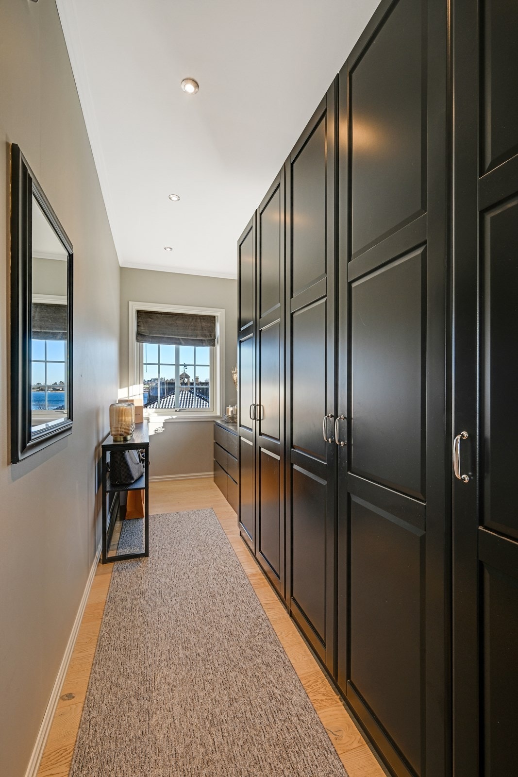 Praktisk walk-in closet! Galleribilde