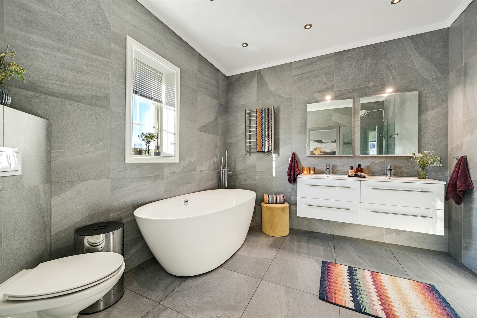 Delikate og stilrene former og detaljer. Galleribilde