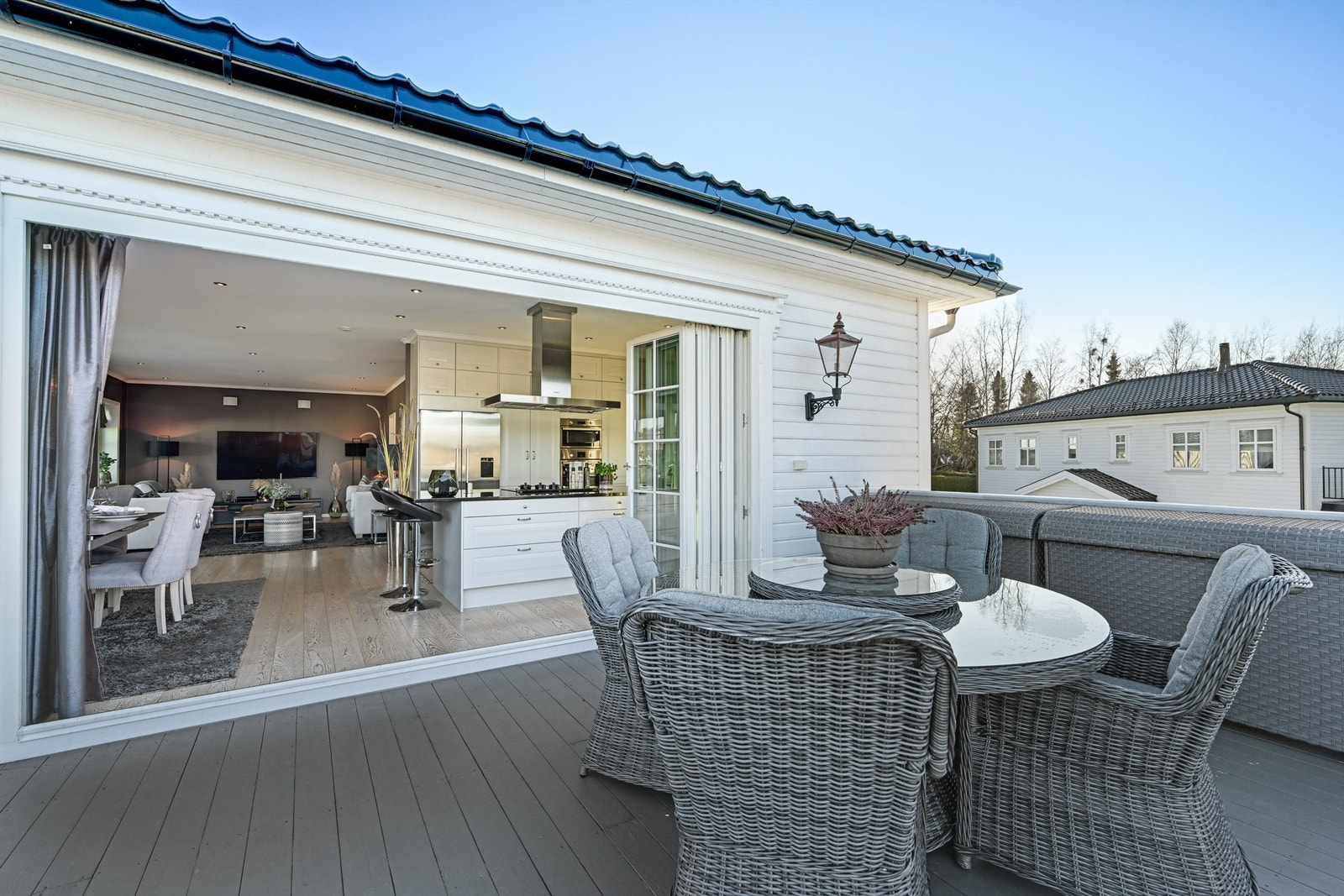 Med kjøkkenet lett tilgjengelig er dette perfekt for å tilberede gode måltider og invitere gjester. Galleribilde