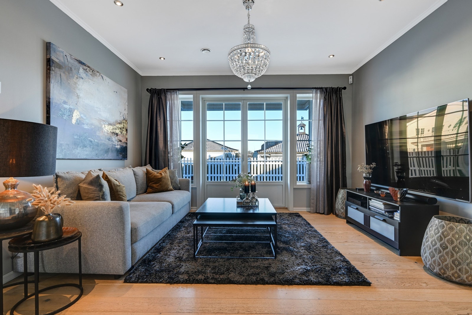 Boligen har smarte installasjoner som vannbåren gulvvarme i alle rom i 1. etasje samt på bad i 2. etasje. Galleribilde