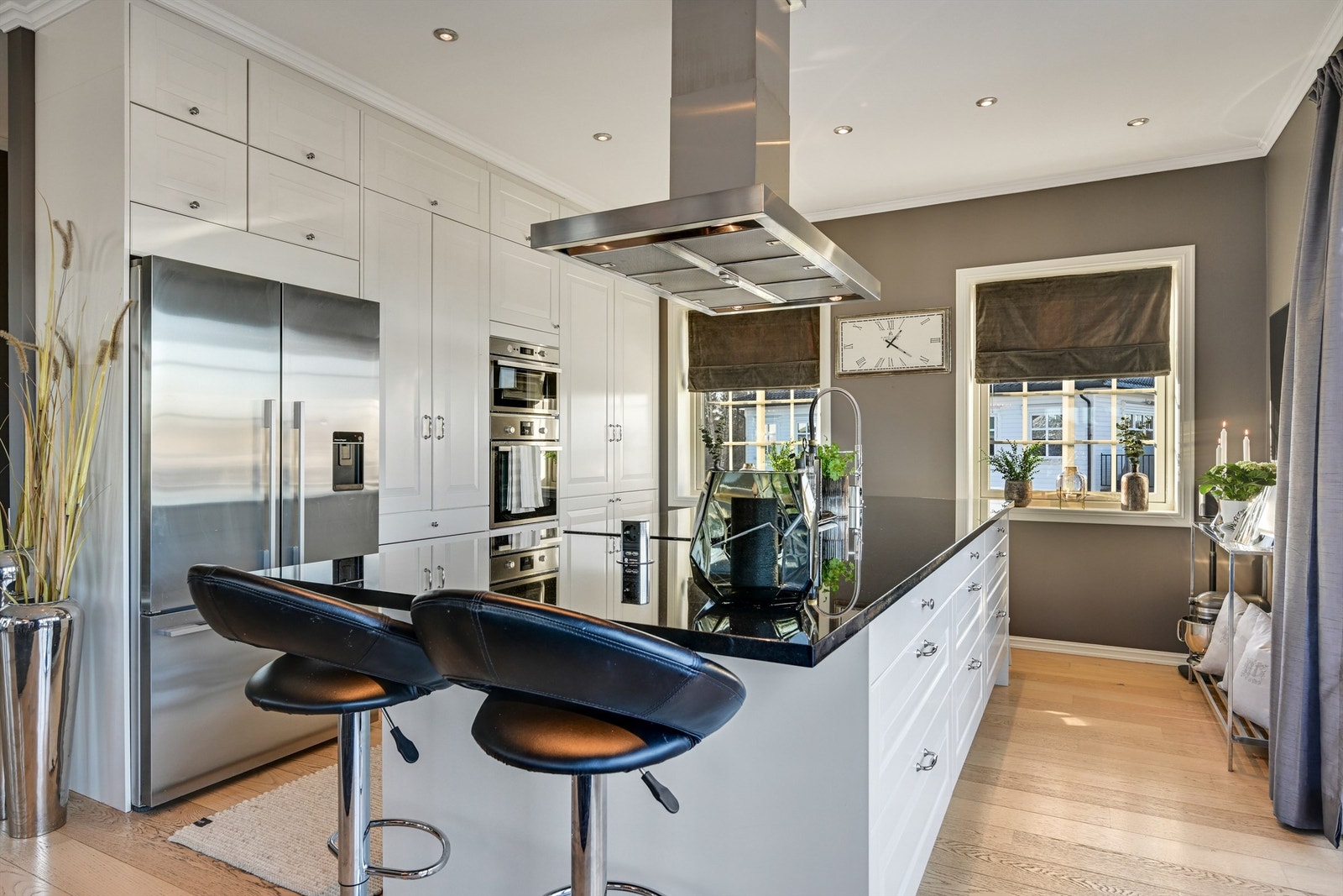 Det er avsatt nisje for amerikansk kjøl-/fryseskap. Av integrerte hvitevarer medfølger oppvaskmaskin, induksjonstopp, vinskap, mikrobølgeovn og stekeovn. Galleribilde