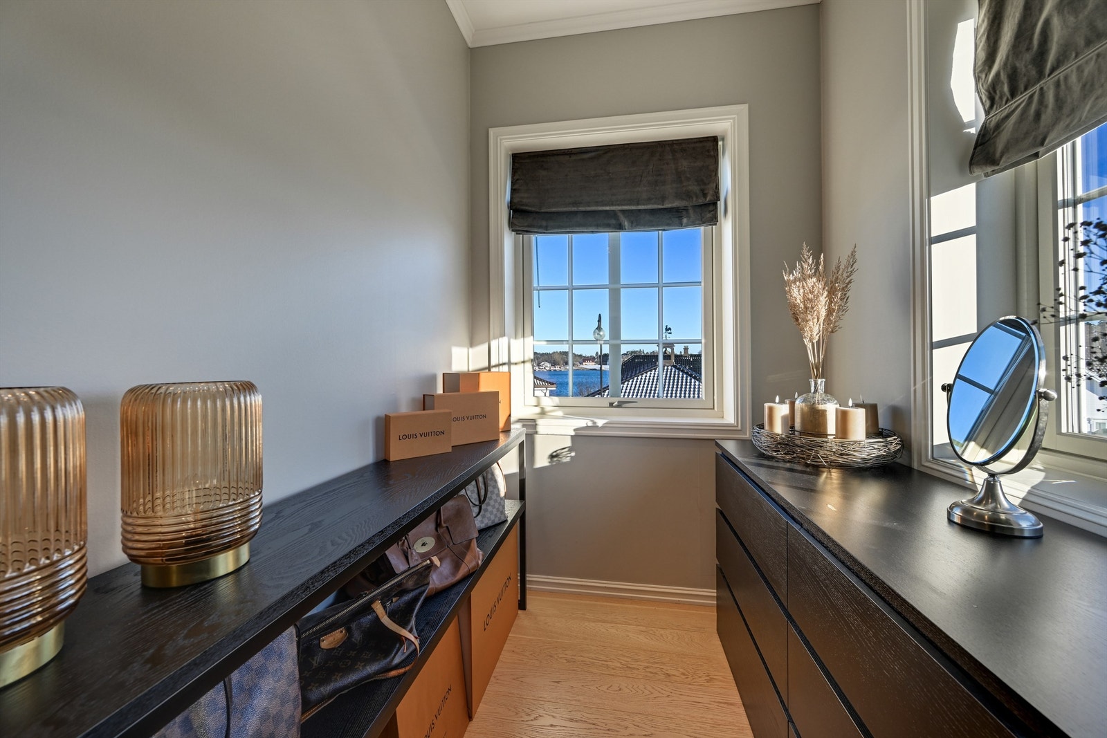 Gos plass til oppbevaring av klær og diverse. Galleribilde