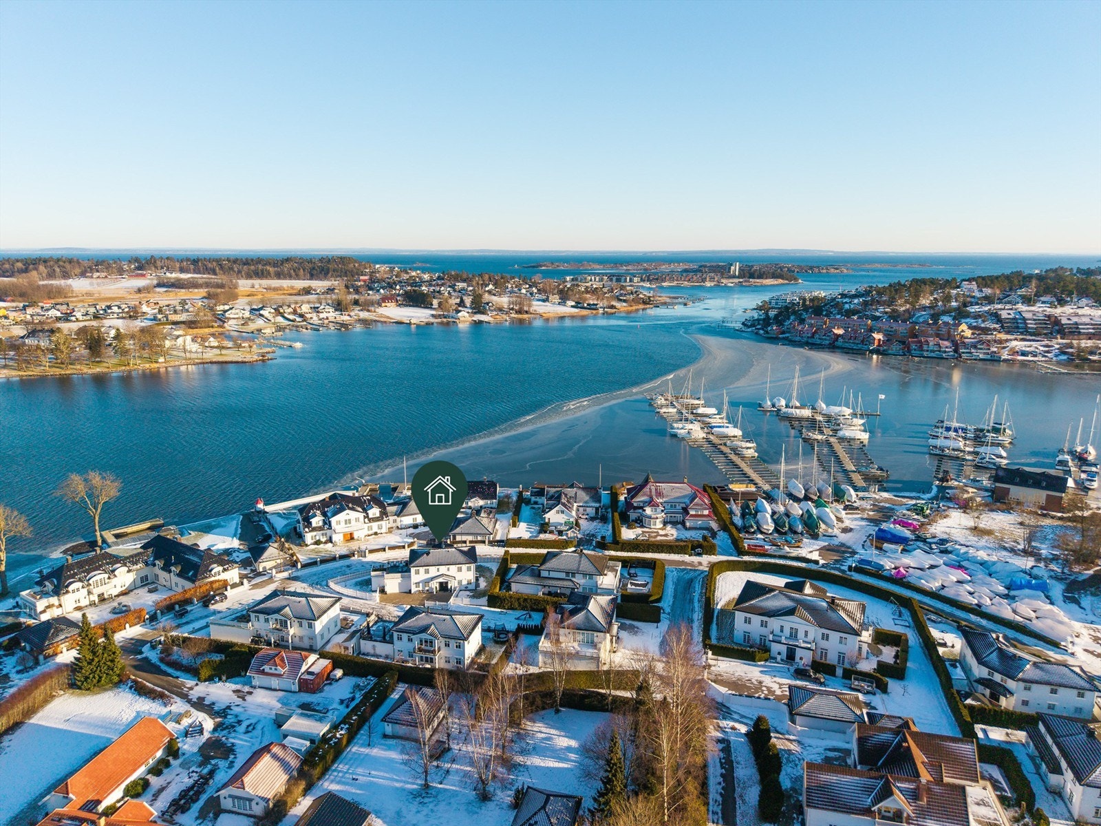 Ved innseilingen til Tønsberg fra Oslofjorden er det vakre nabolaget et imponerende skue og gir byen en flott ramme. Galleribilde