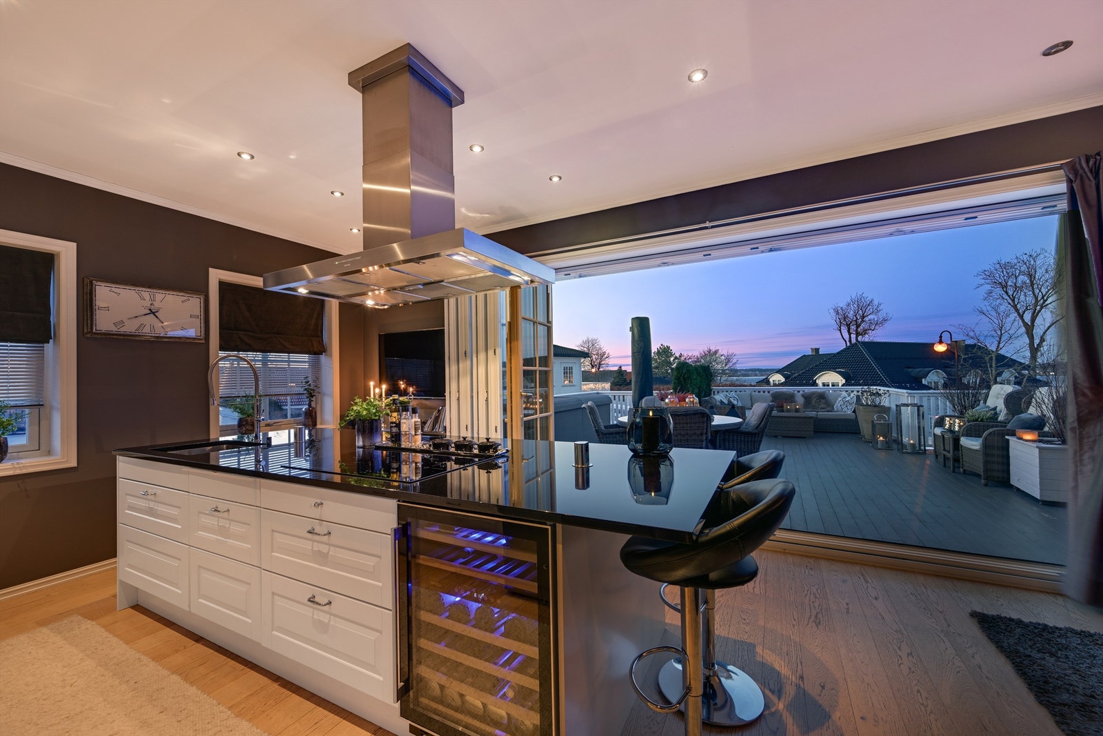 Fra kjøkken/spisestue er det montert store skyvedører/terrassedører som leder ut til en svært delikat terrasse med gode solforhold og med god plass til både sittegrupper og solsenger. Galleribilde