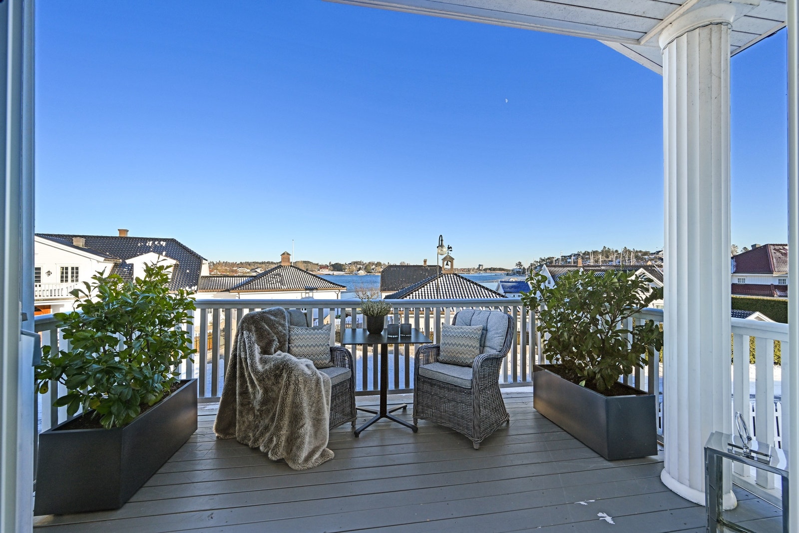 Balkong med adkomst fra stuen. Galleribilde