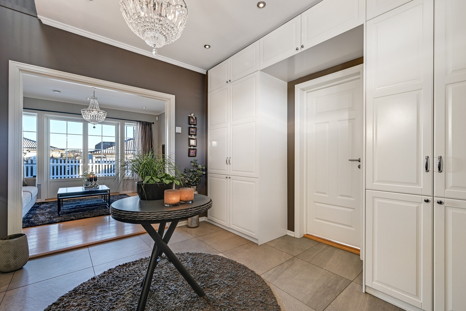 Videre entrer du en lys og delikat stue med gode lysforhold, store vindusflater og terrassedører, samt god plass til innredning av en hyggelig sofagruppe. Galleribilde